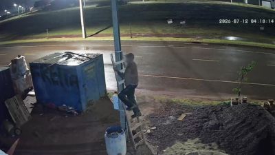 Imagem referente à notícia: Ladrão é flagrado em plena madrugada furtando fios de obra em Cascavel; câmeras registram toda a ação