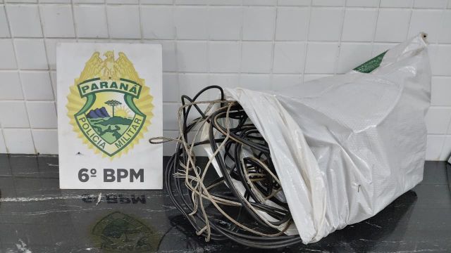 Homem é preso após ser detido por moradores com quase 4 quilos de fios furtados no Bairro Universitário