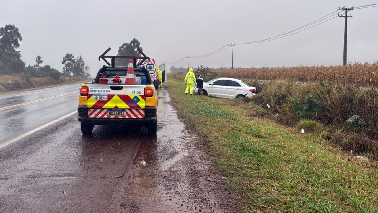 Ford Ka sai da pista e bate em barranco na BR-369, em Cascavel