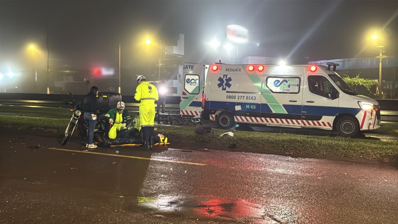 Motociclista fica ferido após colisão com carro na marginal da BR-277, em Cascavel