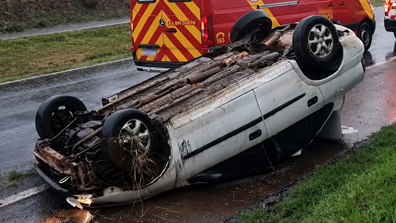 Capotamento na BR-163 deixa duas pessoas feridas nas proximidades do Contorno Oeste, em Cascavel