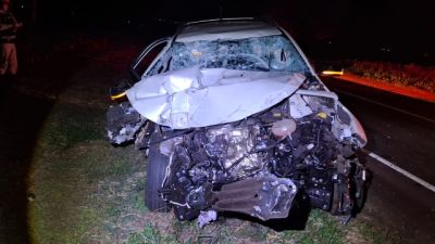 Imagem referente à notícia: Fiat Toro bate na traseira de carreta na PR-182 e fica destruída em Palotina