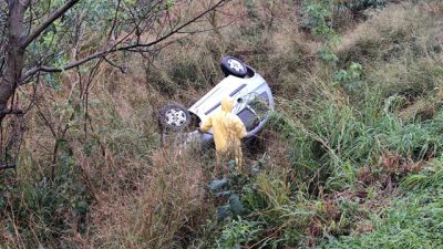 Imagem referente à notícia: Celta capota após sair da pista na BR-277 e motorista sofre apenas escoriações em Cascavel