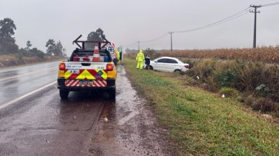 Imagem referente à notícia: Ford Ka sai da pista e bate em barranco na BR-369, em Cascavel