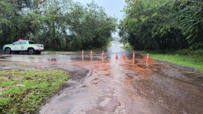 Imagem referente à notícia: Fortes chuvas voltam a interditar Rua Cesário Bazak na região do Lago em Cascavel; local já registra recorrentes alagamentos