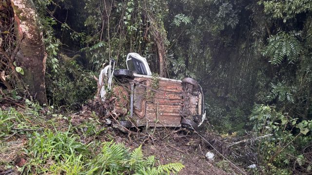 Van da saúde de Lunardelli sai da pista na BR-376 e motorista fica gravemente ferido em Tibagi
