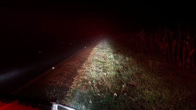 Motorista perde controle em pista molhada, carro capota e para em ribanceira na PR-182, em Toledo