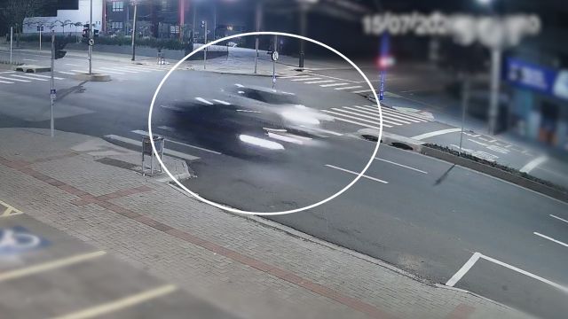 Vídeo revela racha que terminou com ponto de ônibus destruído em Cascavel; Polícia Civil indicia dois motoristas