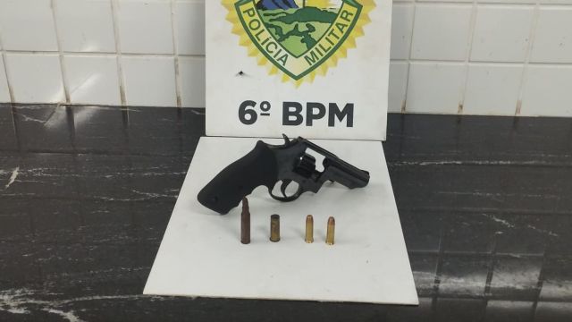 Homem de 25 anos é preso com revólver irregular e munições no bairro Santa Felicidade