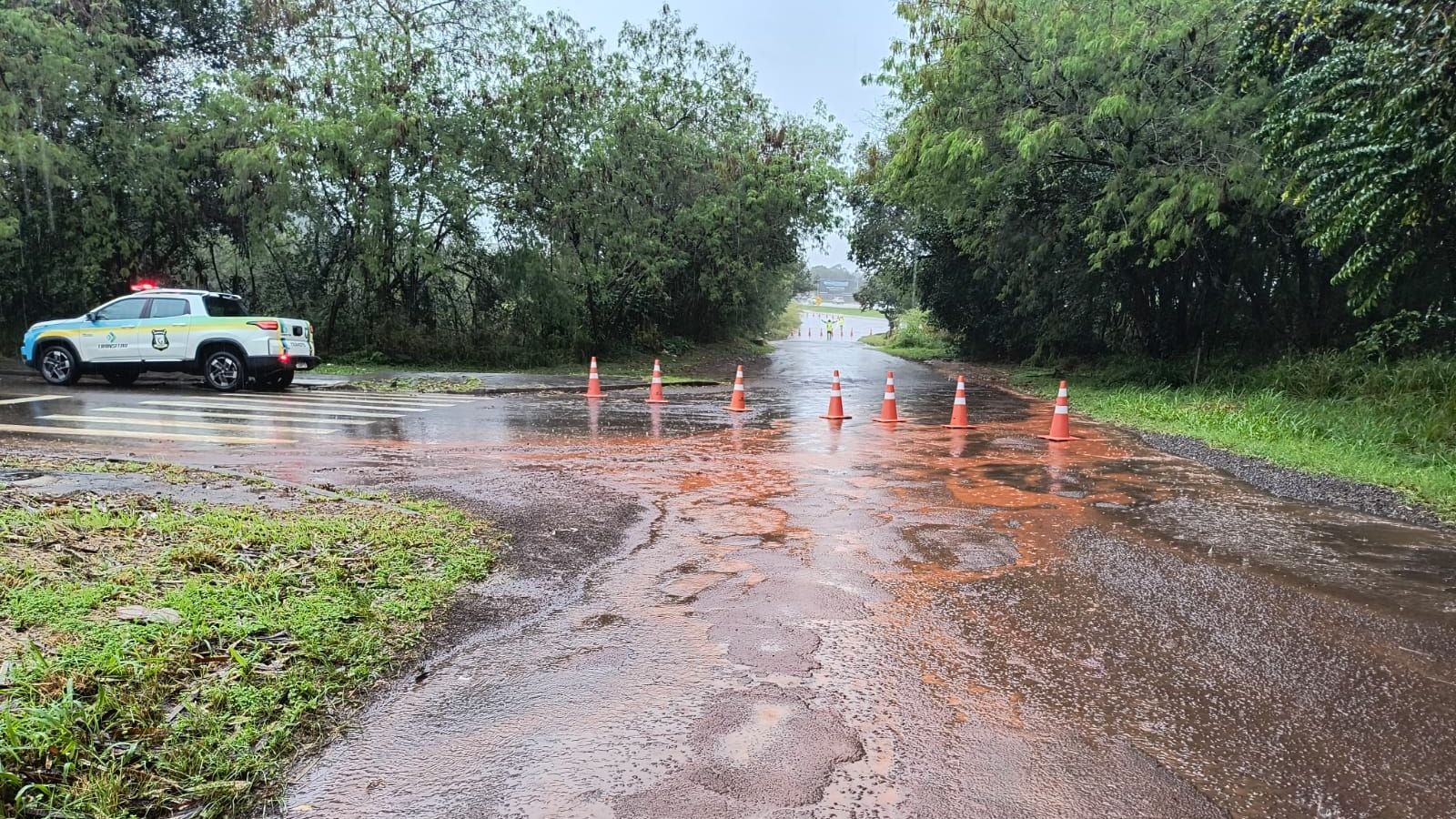 Imagem referente a notícia: Fortes chuvas voltam a interditar Rua Cesário Bazak na região do Lago em Cascavel; local já registra recorrentes alagamentos