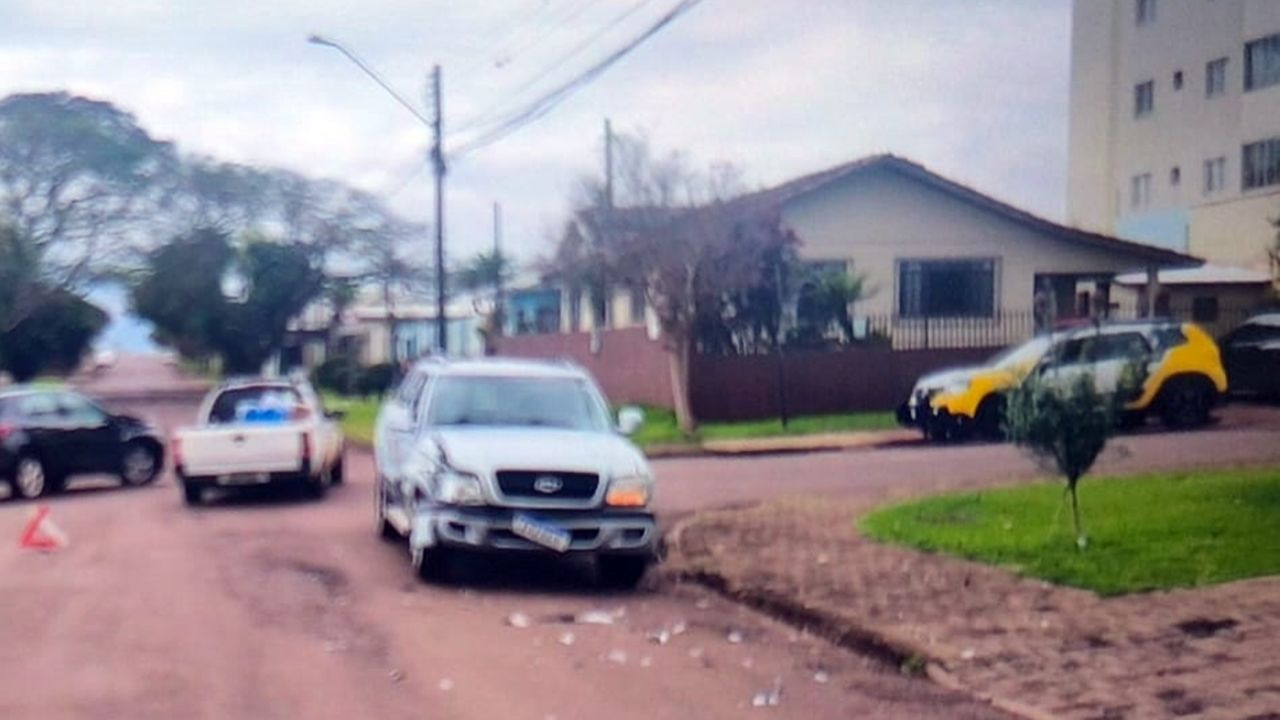 Motorista sem CNH se envolve em acidente com caminhonete e Onix em Cascavel