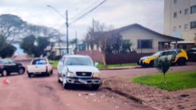 Imagem referente à notícia: Motorista sem CNH se envolve em acidente com caminhonete e Onix em Cascavel