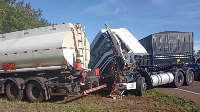 Acidente entre caminhão-tanque e carreta deixa motorista ferido na BR-163 em Capitão Leônidas Marques