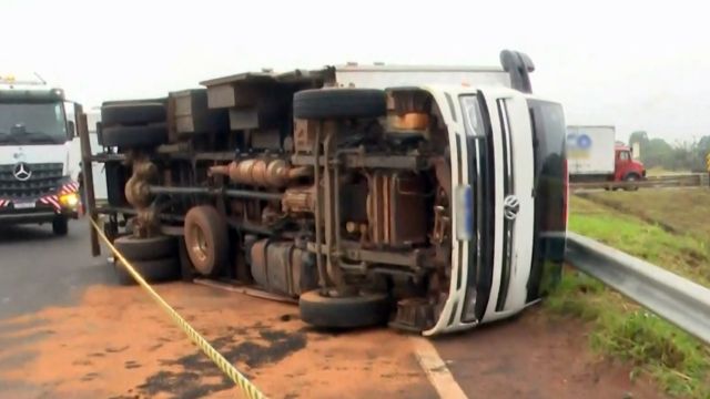 Caminhão com trabalhadores rurais tomba na BR-376 e deixa ao menos 15 feridos no norte do Paraná