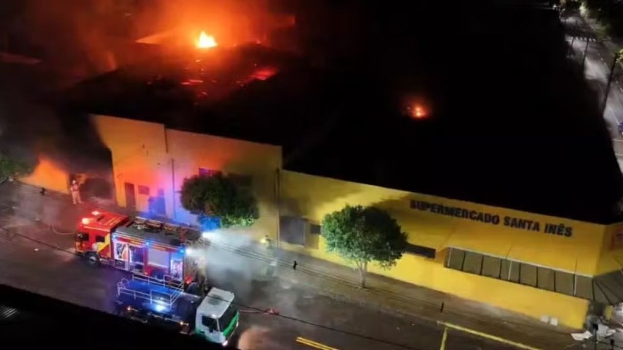 Incêndio de grandes proporções destrói supermercado durante a madrugada