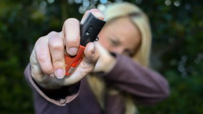 Imagem referente à notícia: Mulheres podem comprar e usar spray de pimenta para defesa pessoal