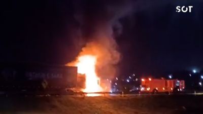 Imagem referente à notícia: Cabine de carreta é destruída por incêndio após falha mecânica na PR-092 em Arapoti