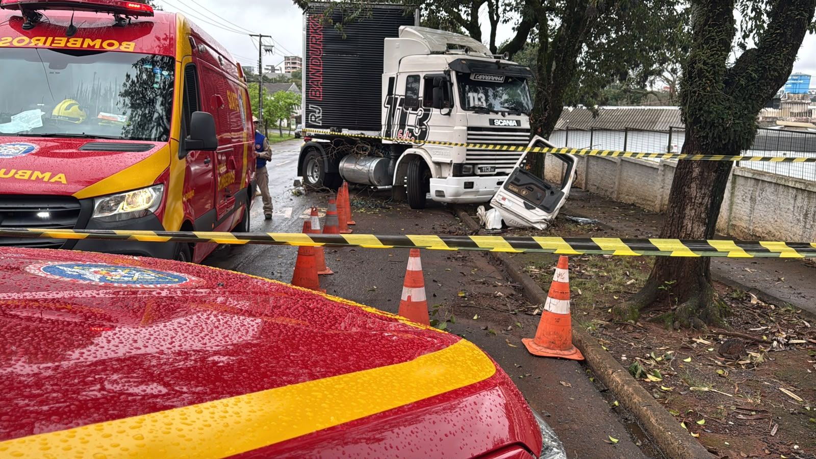 Imagem referente a notícia: Trabalhador morre após ser esmagado por caminhão guincho durante remoção de veículo em Cascavel