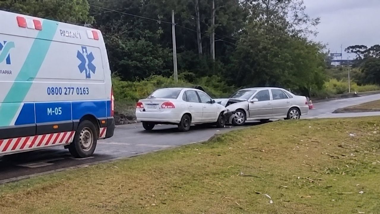 Colisão entre Vectra e Corsa é registrada na marginal da BR-277, na região do Lago, em Cascavel