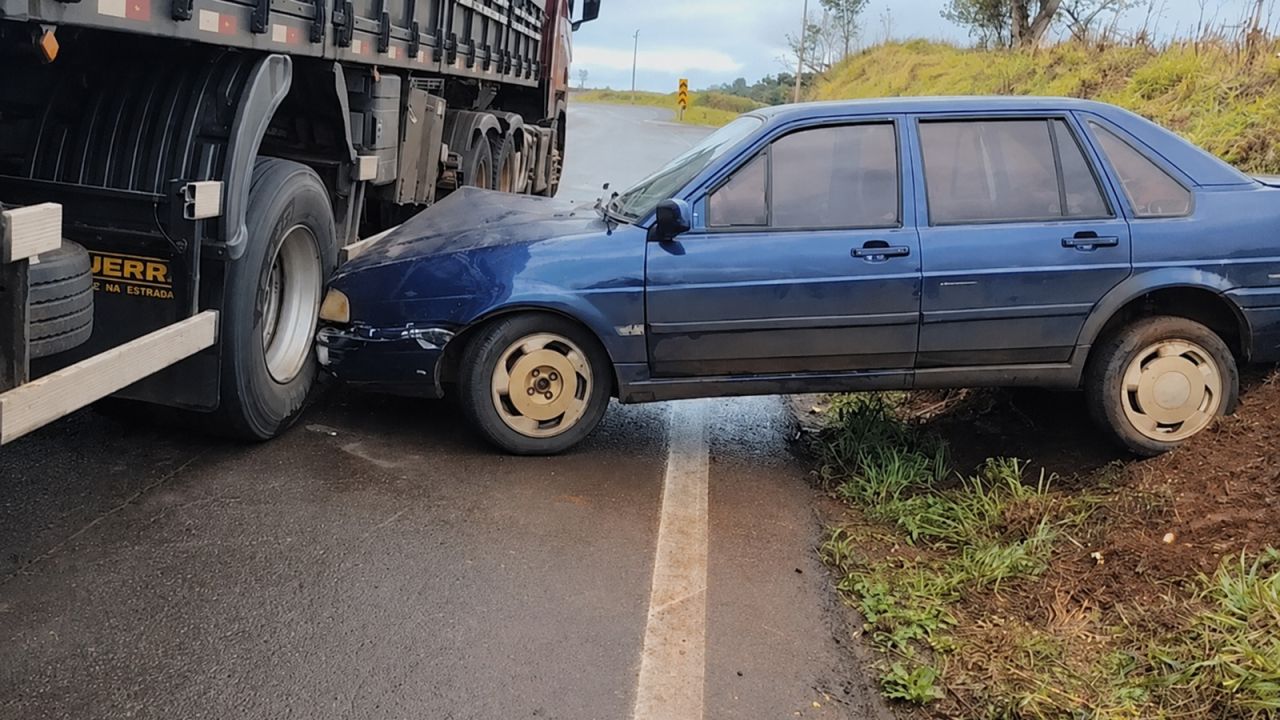 Carro fica prensado entre carreta e barranco após acidente na BR-163, em Cascavel