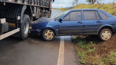 Imagem referente à notícia: Carro fica prensado entre carreta e barranco após acidente na BR-163, em Cascavel