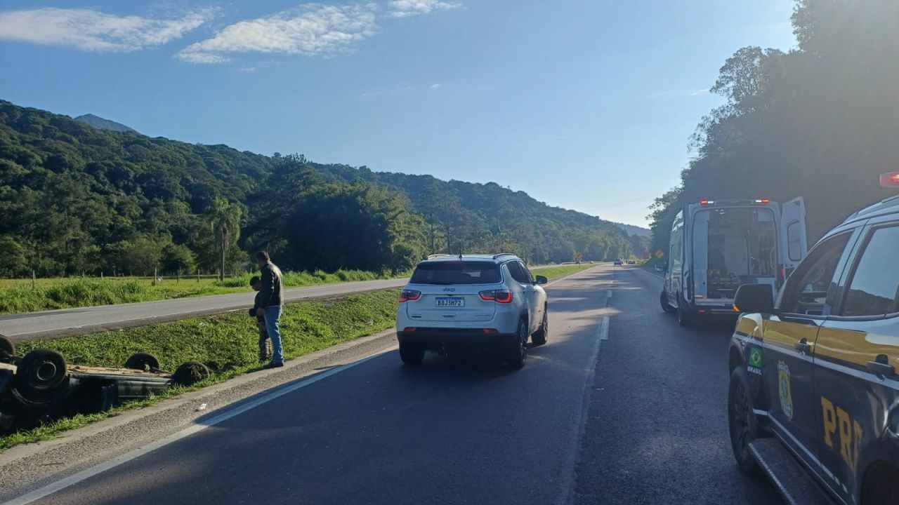 Capotamento na BR-277 deixa duas pessoas feridas em Paranaguá