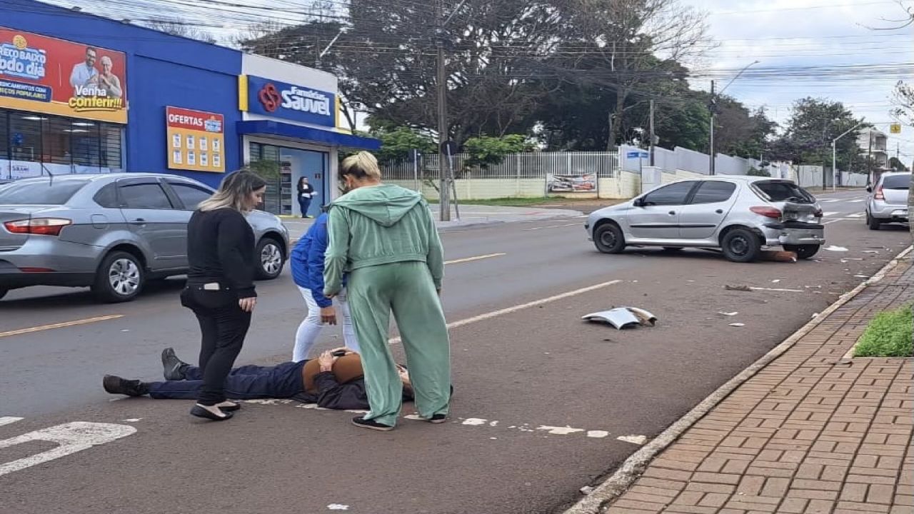 Idoso é atropelado após carro invadir calçada no Jardim Clarito, em Cascavel