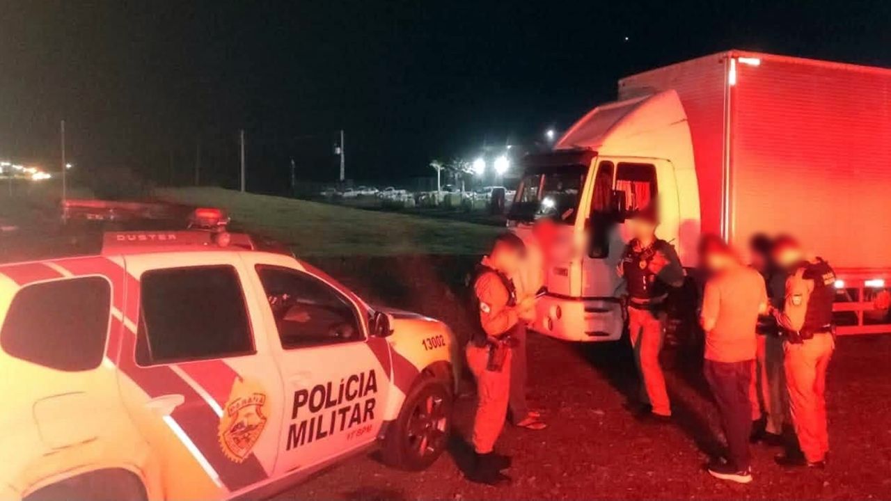 Motorista embriagado é preso após bater em dois carros estacionados e fugir do local em Campo Mourão