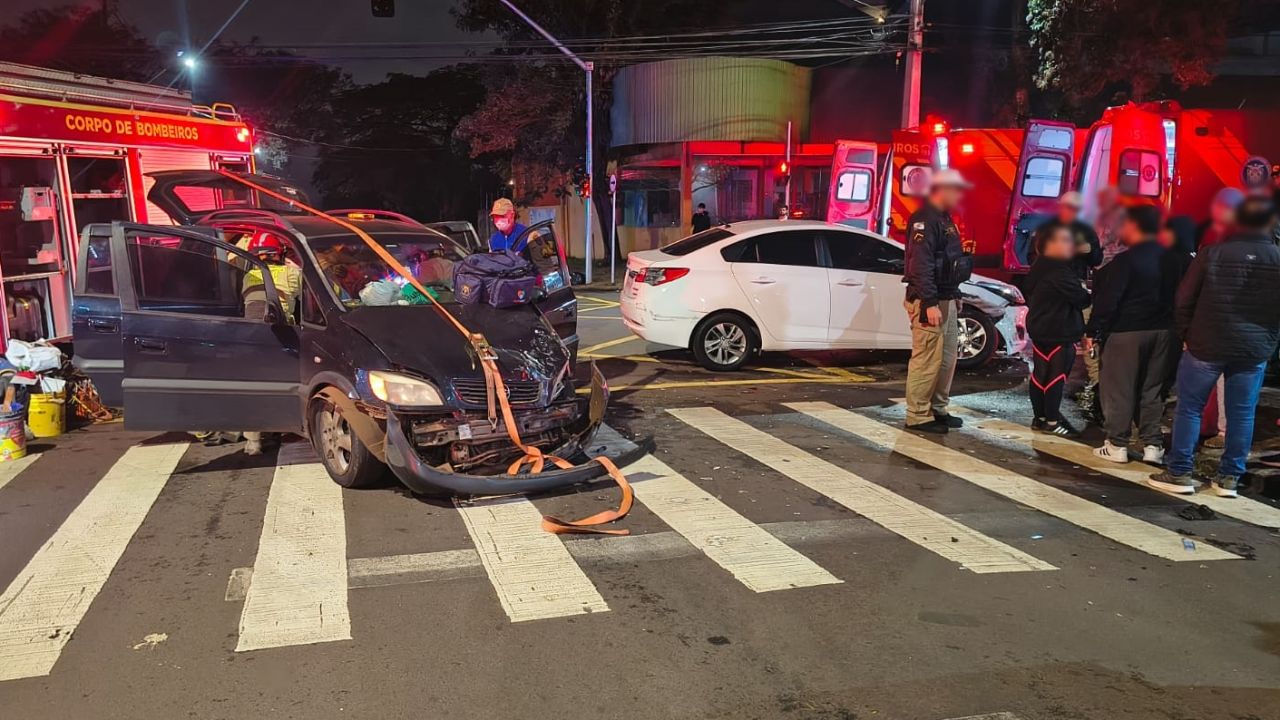 Motorista sem CNH se envolve em acidente em cruzamento com semáforo no Bairro Coqueiral, em Cascavel