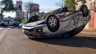 Imagem referente a notícia: Colisão entre dois carros termina com veículo capotado no Centro de Cascavel