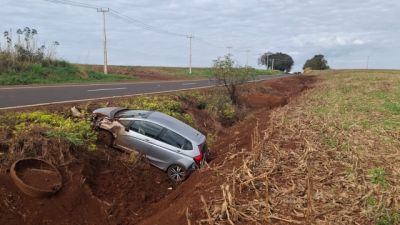 Imagem referente à notícia: Motorista perde o controle de Honda Fit e sai da pista na PR-486, em Assis Chateaubriand