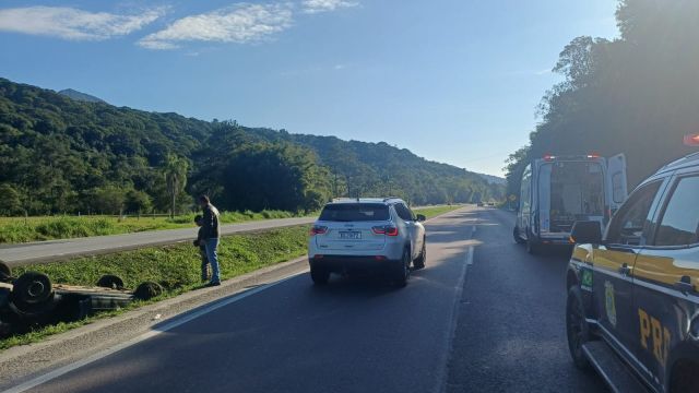 Capotamento na BR-277 deixa duas pessoas feridas em Paranaguá