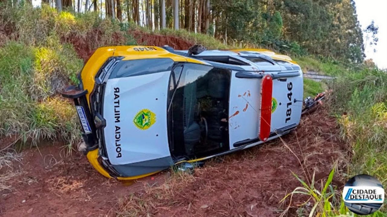 Viatura da PM tomba durante perseguição a foragido em Mamborê; suspeito consegue escapar para área de mata