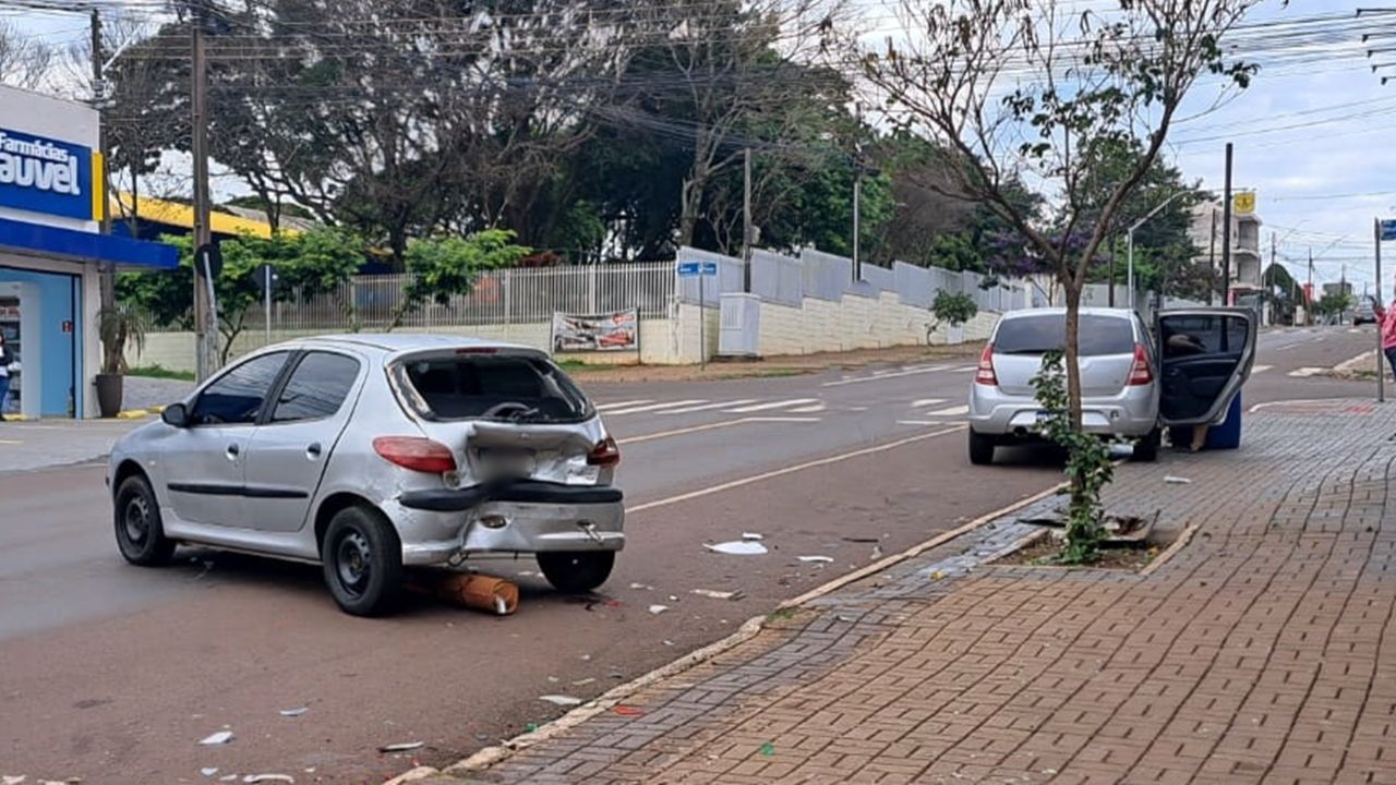 Motorista embriagada é presa após perder controle do carro, atingir veículo estacionado e deixar três feridos em Cascavel