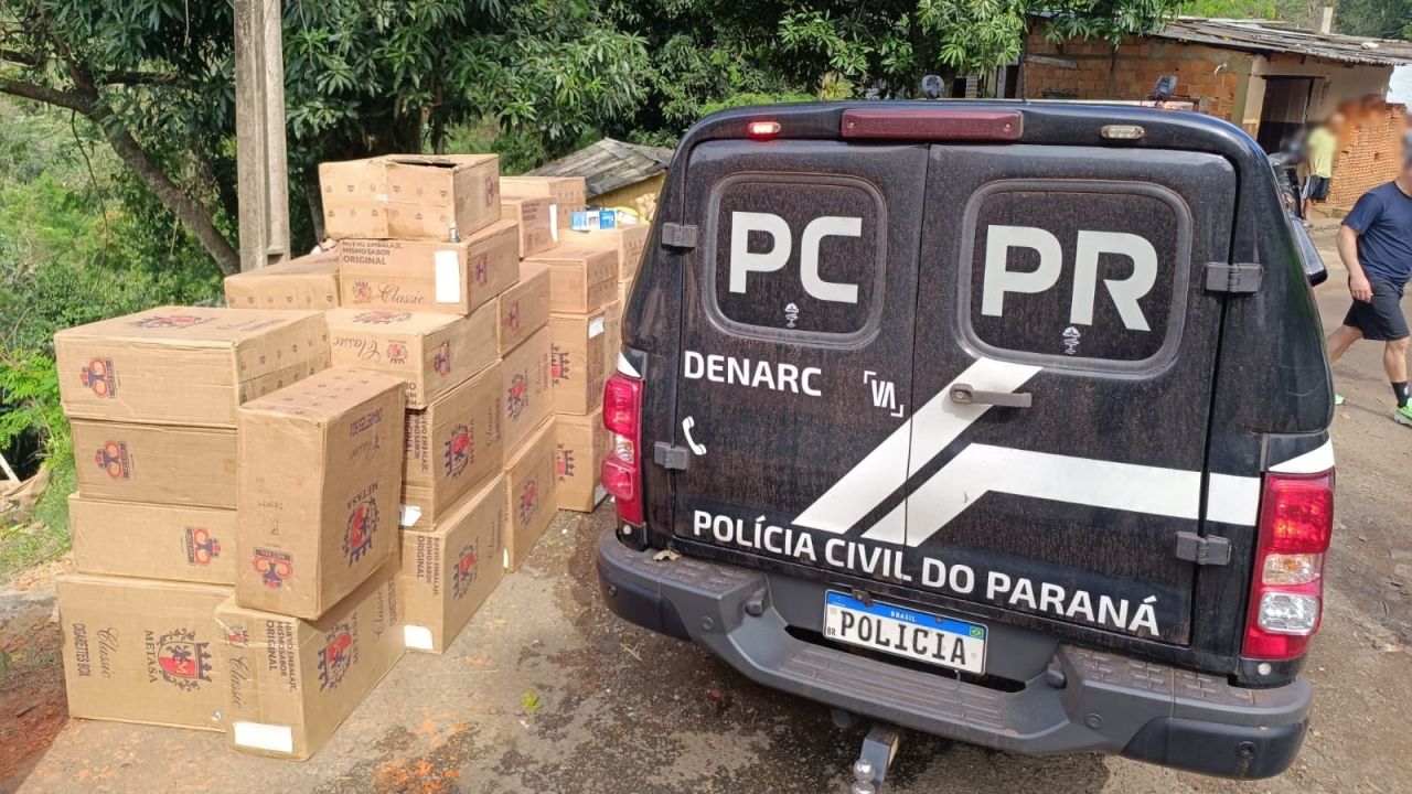 Denúncia de tráfico leva DENARC a localizar 50 caixas de cigarros contrabandeados escondidas em área de mata em Foz do Iguaçu