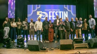 Imagem referente à notícia: Com apresentações de alto nível, 50º Festin define vencedores de 8 categorias