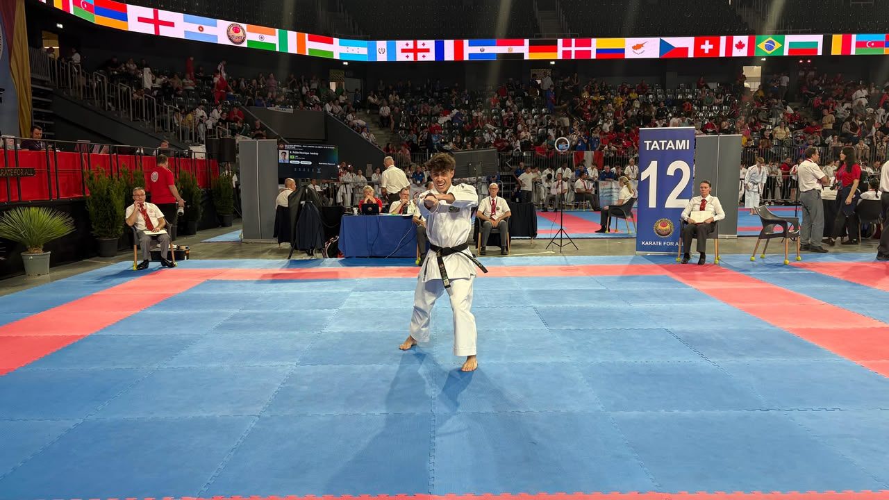 Karateca de Cascavel conquista bicampeonato mundial na Romênia