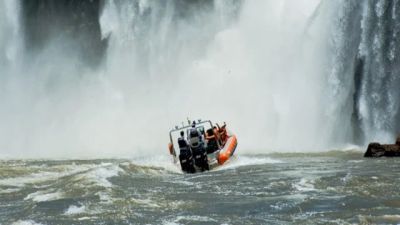Imagem referente à notícia: Turista holandês morre após embarcação virar durante passeio no Macuco Safari, em Foz do Iguaçu