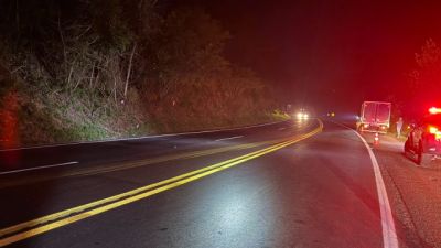 Imagem referente à notícia: Pedestre fica gravemente ferido após ser atropelado por caminhão na BR-376, em Ortigueira