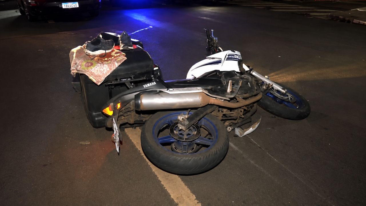 Motociclista sofre trauma craniano após colisão com carro em cruzamento do Bairro Santa Cruz, em Cascavel
