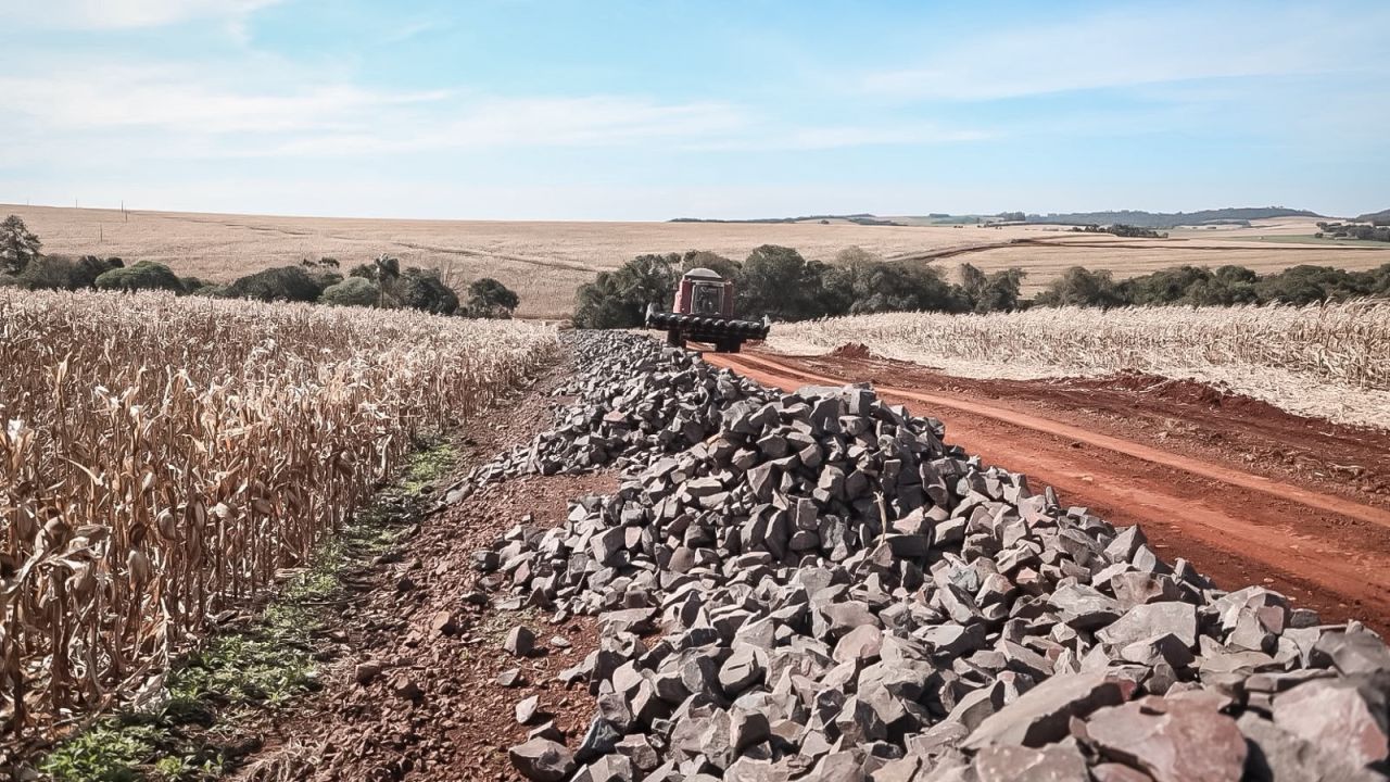Prefeitura de Cascavel rompe contrato com empresa responsável pela pavimentação da Estrada Gramadinho após atrasos na obra