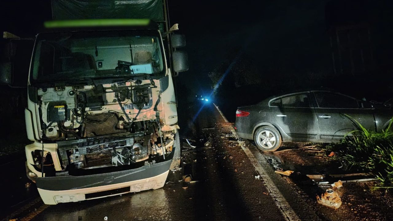 Motorista morre após carro invadir pista e bater de frente com caminhão na PR-497, em Itaipulândia