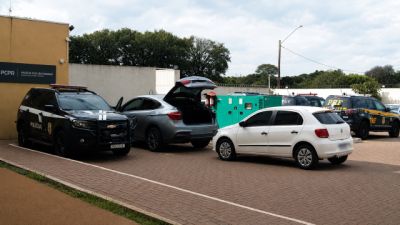 Imagem referente à notícia: Assalto na BR-369 termina com três presos, BMW X6 apreendida e carga roubada recuperada em Cascavel