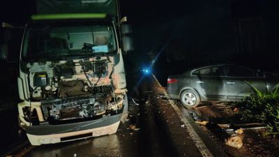 Imagem referente à notícia: Motorista morre após carro invadir pista e bater de frente com caminhão na PR-497, em Itaipulândia