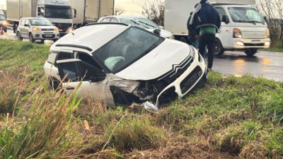 Imagem referente à notícia: Colisão entre C4 e Celta deixa passageira ferida na BR-369, entre Corbélia e Cascavel