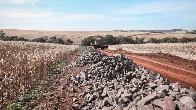 Prefeitura de Cascavel rompe contrato com empresa responsável pela pavimentação da Estrada Gramadinho após atrasos na obra