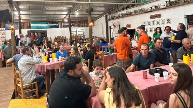 Corbélia homenageia agricultores e destaca avanço histórico da pavimentação rural durante celebração no CTG