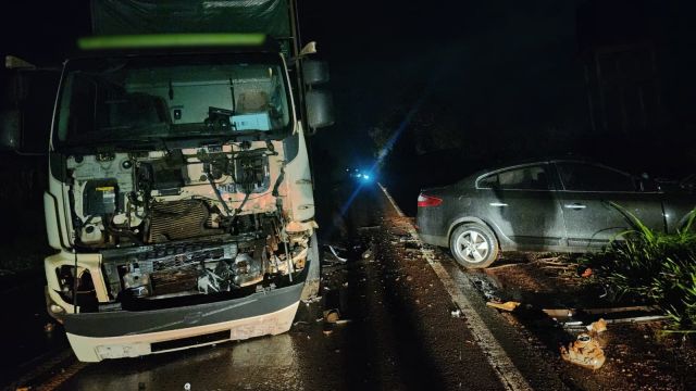 Motorista morre após carro invadir pista e bater de frente com caminhão na PR-497, em Itaipulândia