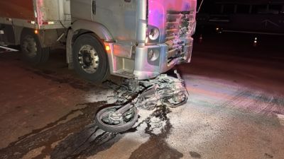 Imagem referente à notícia: Motociclista morre após invadir pista contrária e bater de frente com caminhão na BR-369, em Cascavel