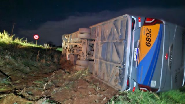 Ônibus tomba às margens da PR-180, em Cascavel, e dez ocupantes escapam sem ferimentos